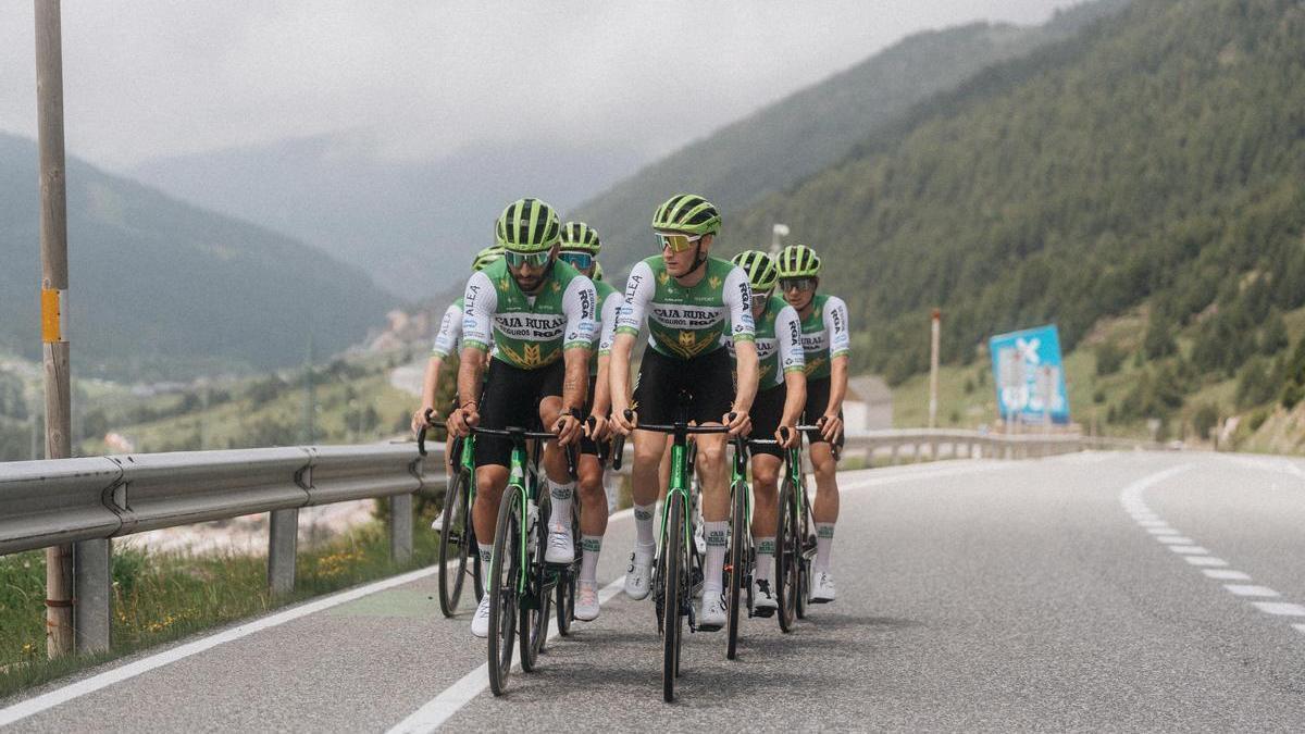 Formación del Caja Rural, con el maillot que empleará en el Tour.
