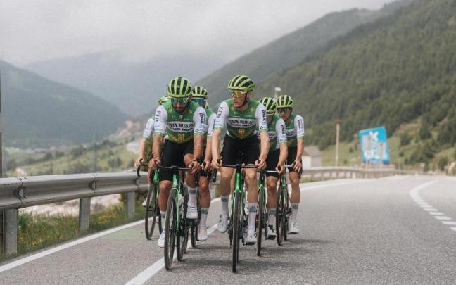 Formación del Caja Rural, con el maillot que empleará en el Tour.