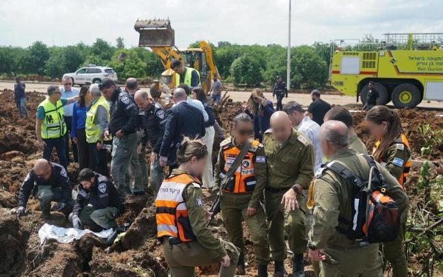 Militares israelíes observan los restos del misil caído junto al aeropuerto de Tel Aviv. / Ejército de Israel (IDF) / EFE Militares israelíes observan los restos del misil caído junto al aeropuerto de Tel Aviv.