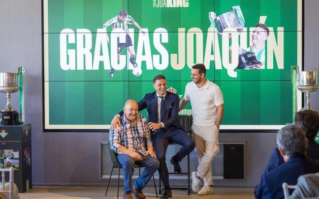 Joaquín Sánchez junto a su padre Aurelio y su hermano Ricardo. / EFE Joaquín Sánchez junto a su padre Aurelio y su hermano Ricardo.
