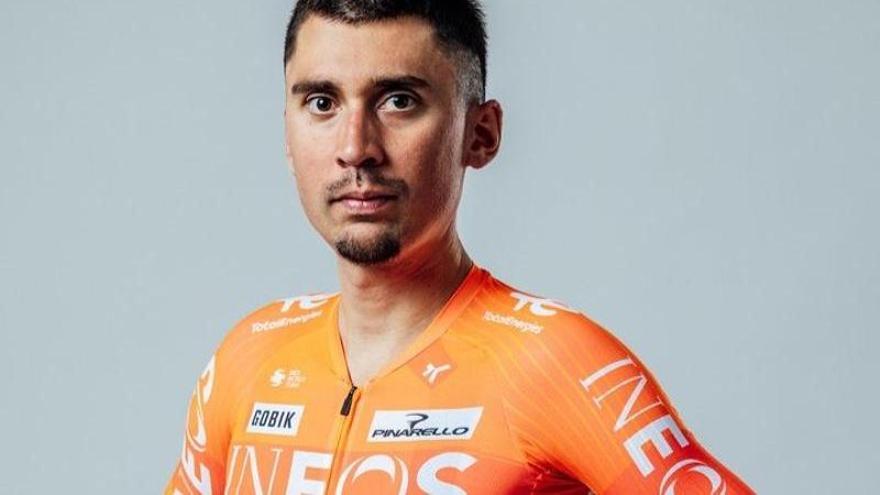 Óscar Rodríguez posa con el maillot del Ineos.