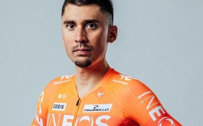 Óscar Rodríguez posa con el maillot del Ineos.
