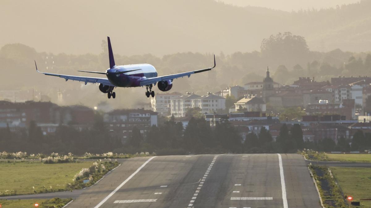 Un avión aterrizando en el aeropuerto de Loiu afectado por fuertes rachas de viento.