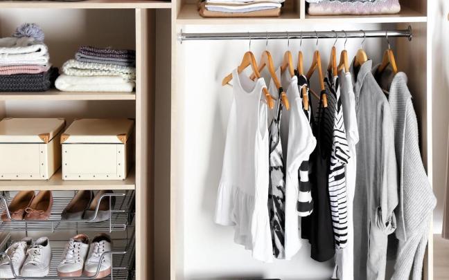 Armario con ropa y calzado perfectamente organizado.