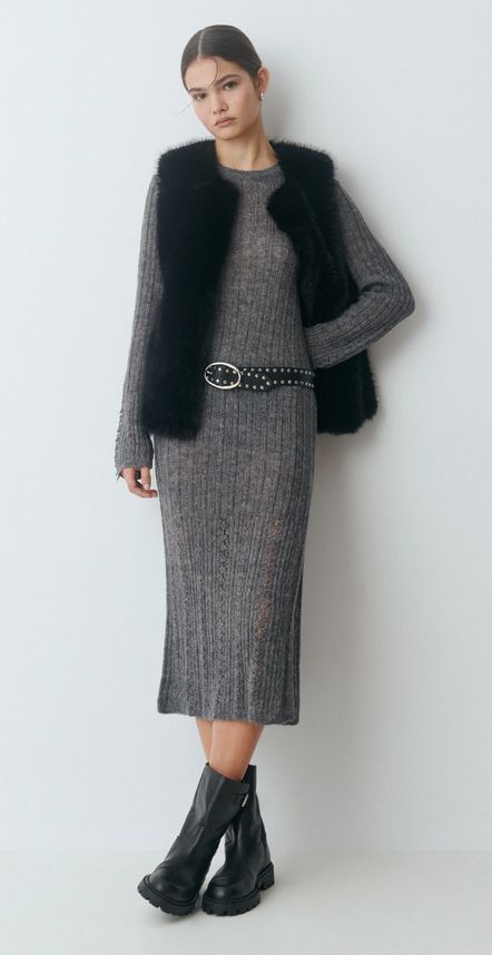 Chaleco efecto pelo sobre vestido de punto.