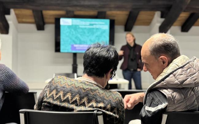 Un momento de las reuniones celebradas con diferentes agentes locales. / A.U. Un momento de las reuniones celebradas con diferentes agentes locales.