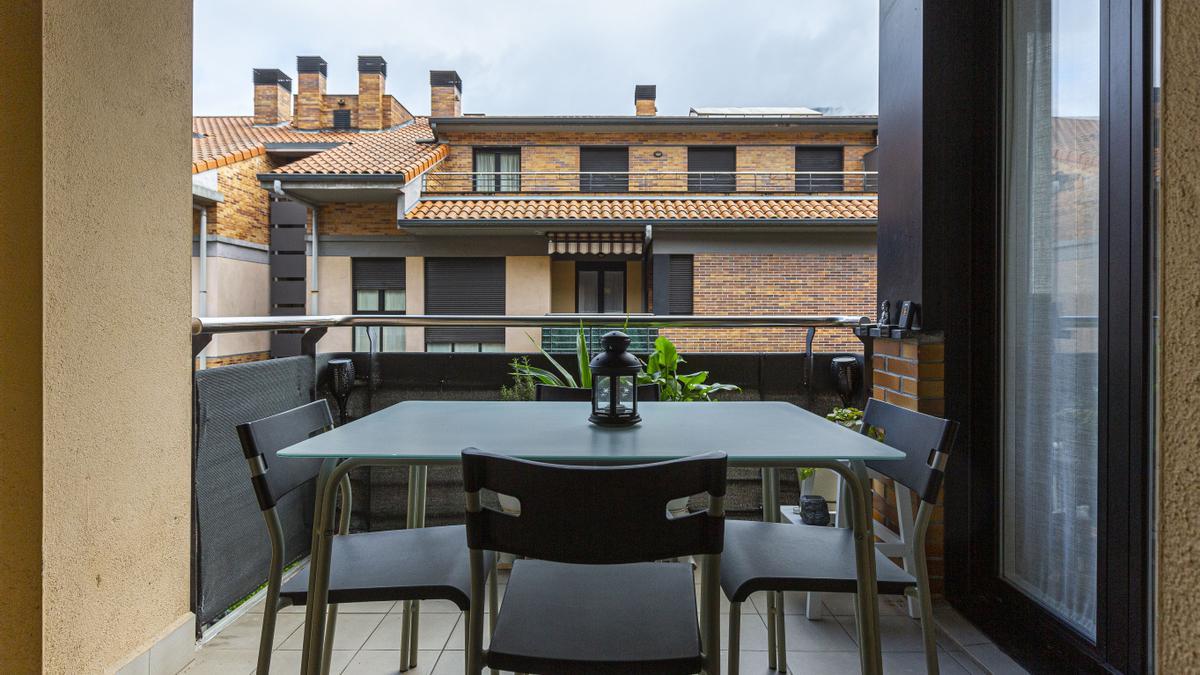 Una vivienda en perfecto estado para entrar a vivir, dentro de una urbanización moderna.