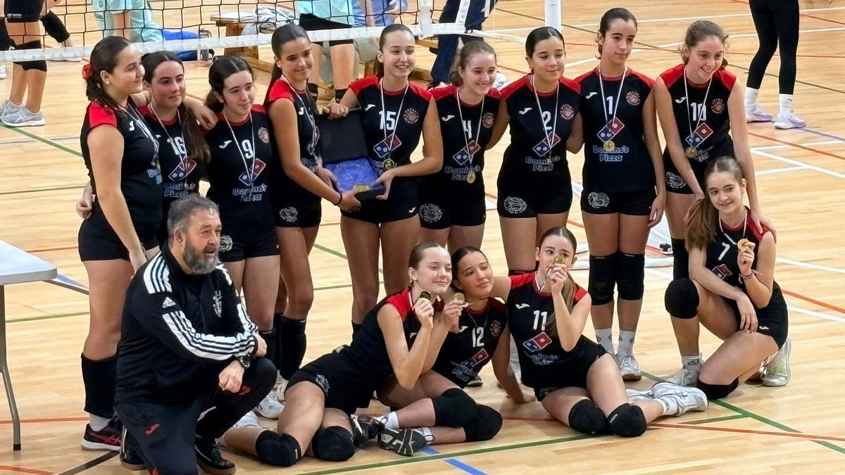 Las integrantes del equipo infantil del club Suge Trebeak, tras proclamarse campeonas de Gipuzkoa.