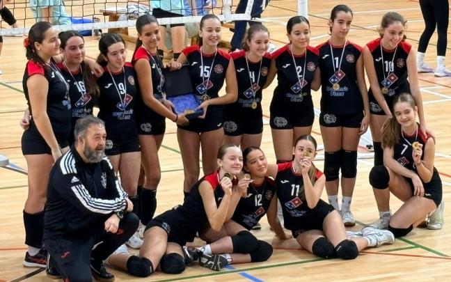 Las integrantes del equipo infantil del club Suge Trebeak, tras proclamarse campeonas de Gipuzkoa.