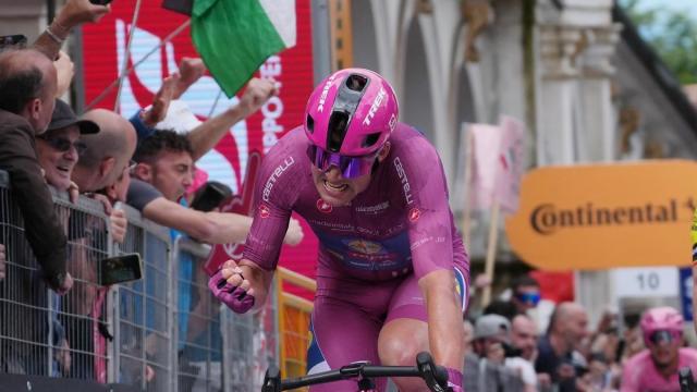 Mads Pedersen celebra la victoria. / Giro de Italia Mads Pedersen celebra la victoria.