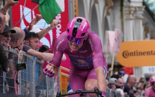 Mads Pedersen celebra la victoria.