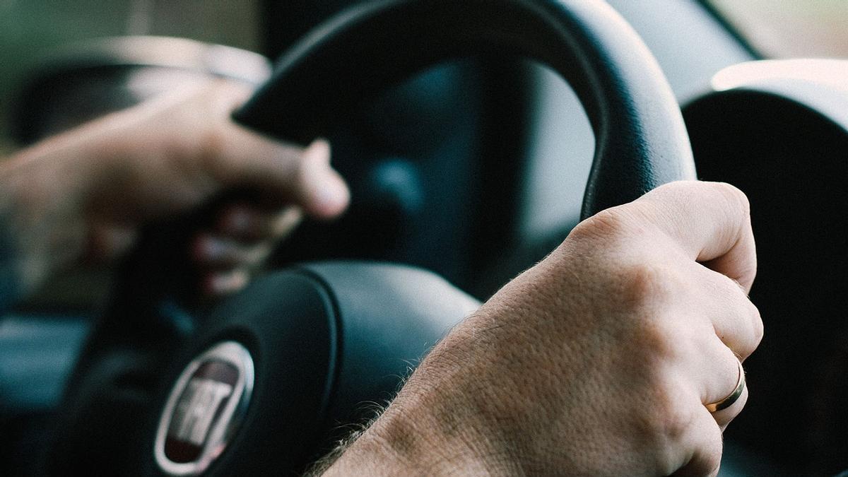 Persona al volante de un vehículo