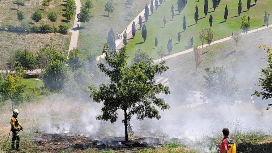 Un bombero y un policía foral apagan el fuego desatado en Erripiñaga