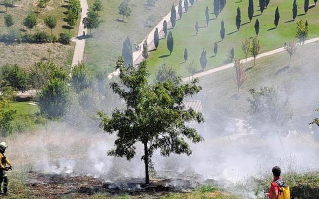 Un bombero y un policía foral apagan el fuego desatado en Erripiñaga Un bombero y un policía foral apagan el fuego desatado en Erripiñaga