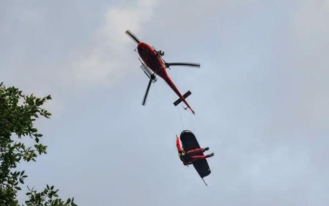 Momento del rescate del barranquista.