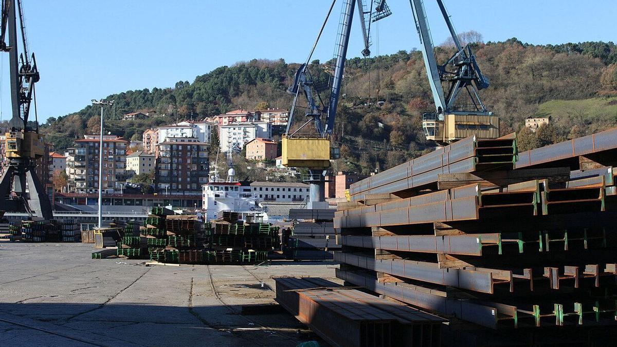 Acero a la espera de ser embarcado en el Puerto de Pasaia para su exportación.