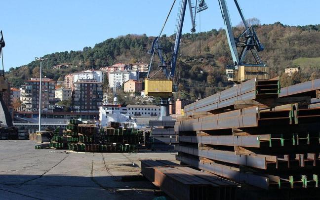 Acero a la espera de ser embarcado en el Puerto de Pasaia para su exportación. Acero a la espera de ser embarcado en el Puerto de Pasaia para su exportación.