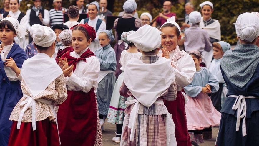 Las dantzas ponen colorido a la fiesta.