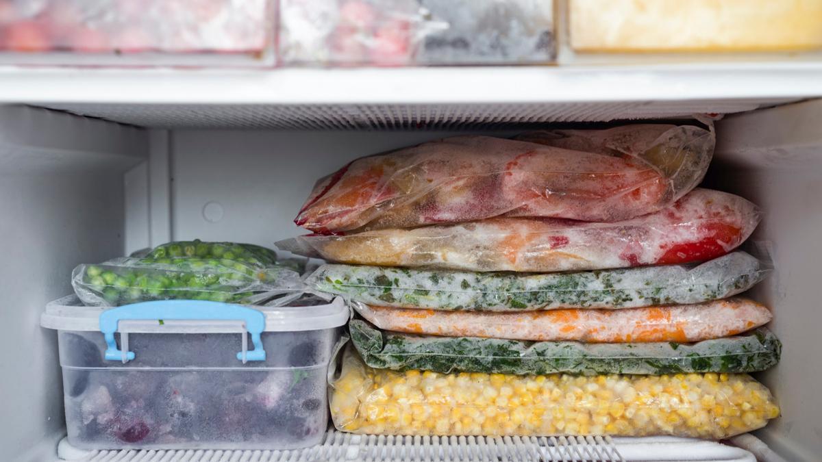 Precaución con los alimentos en el congelador.
