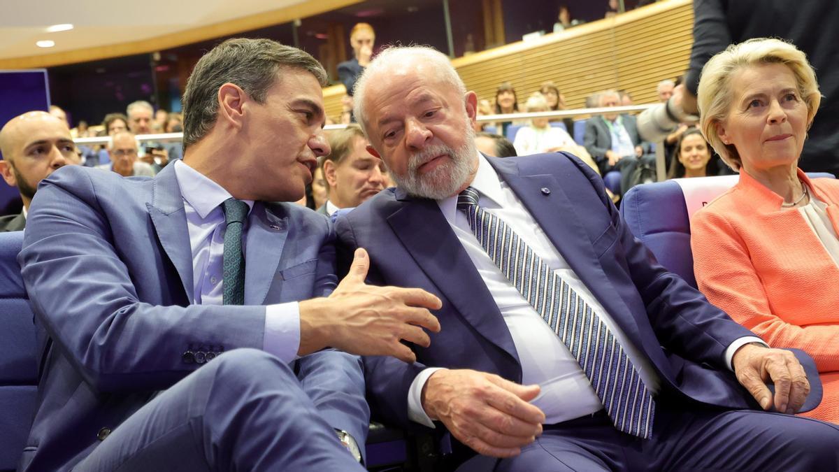 Pedro Sánchez junto a Lula de Silva en la última cumbre CELAC-UE.