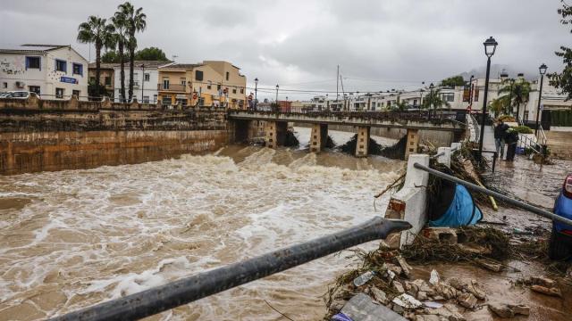 Caudal de un rio lleno de barro por las lluvias.