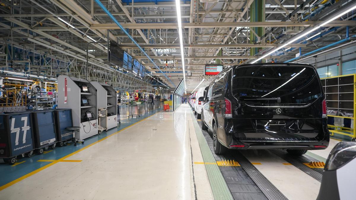 Una furgoneta Mercedes-Benz Vans en la planta de Mercedes.