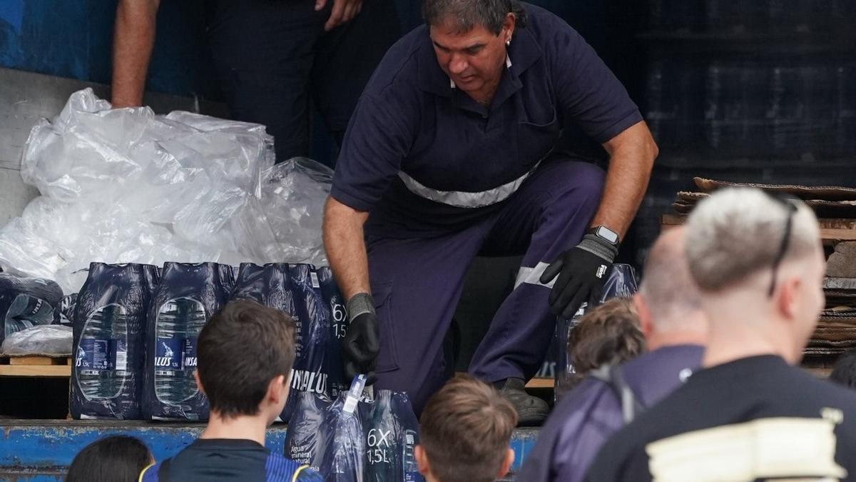 Reparto de agua durante estos días entre la ciudadanía.