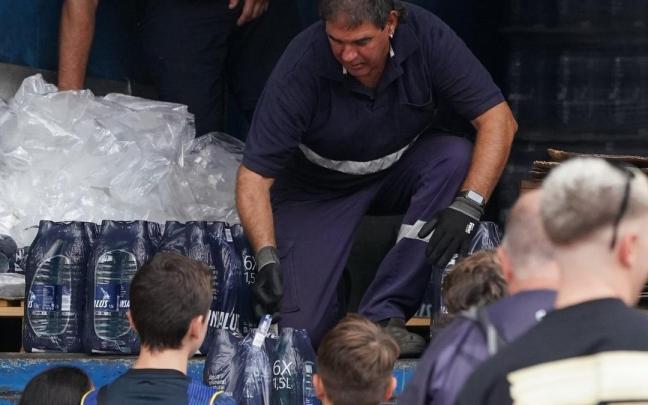 Reparto de agua durante estos días entre la ciudadanía.