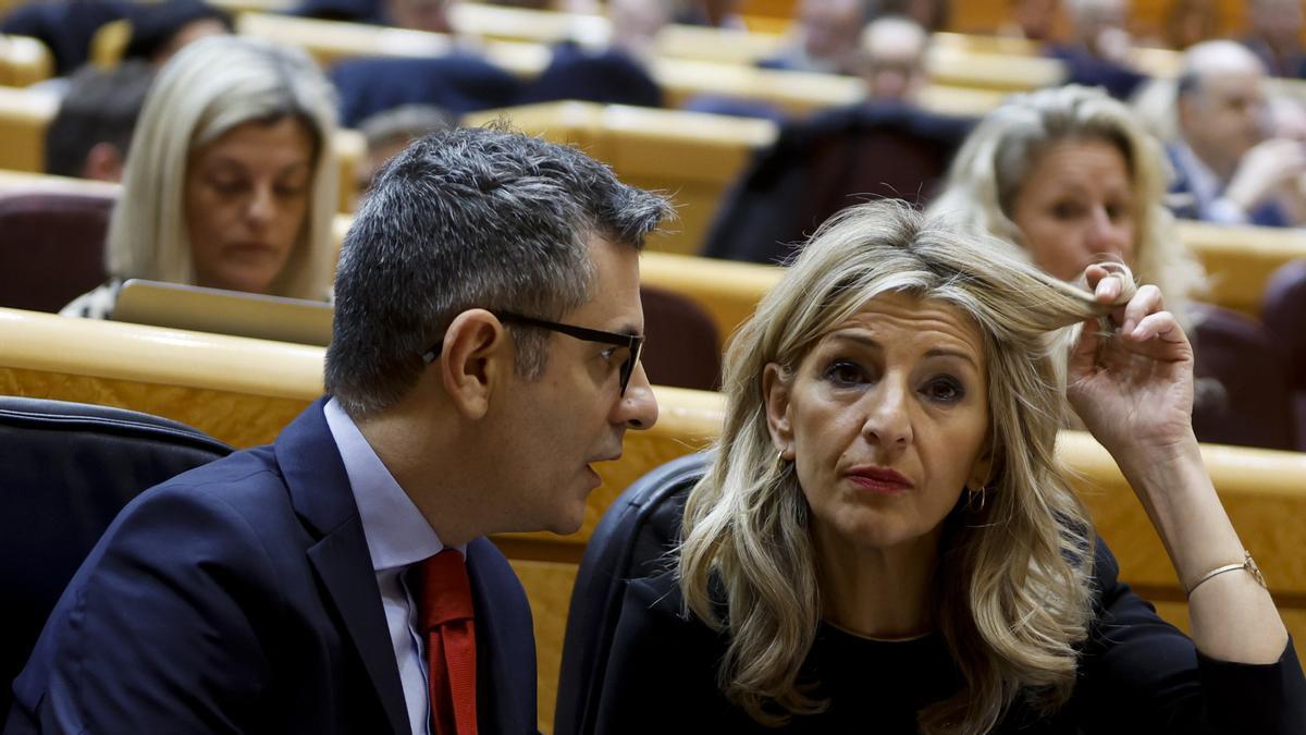 El ministro de la Presidencia, Félix Bolaños, conversa con la vicepresidenta segunda y ministra de trabajo, Yolanda Díaz.