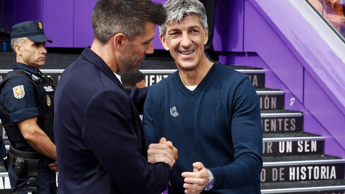 Imanol conversa con Pezzolano antes del comienzo del partido. / EFE / R.GARCÍA