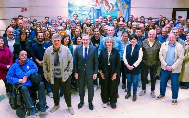 Jornada ‘Euskara erdigunean’: 150 personas se reúnen en Sabin Etxea en torno al euskera, en favor de su blindaje y protección.