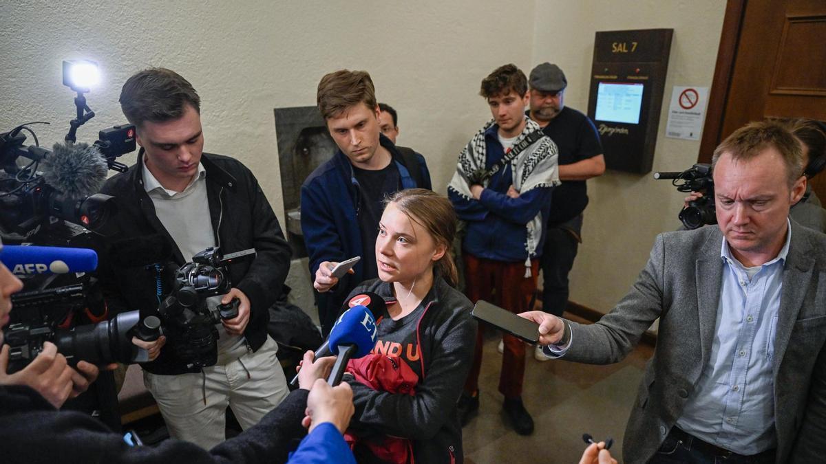 Greta Thunberg atiende a los medios tras el juicio.