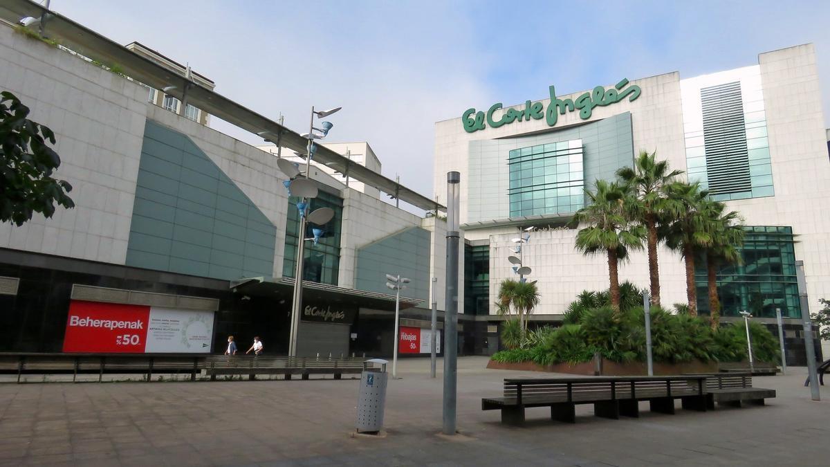 Vista exterior del edifició de El Corte Inglés de Eibar, que cesó su actividades como centro comercial en el verano 2021