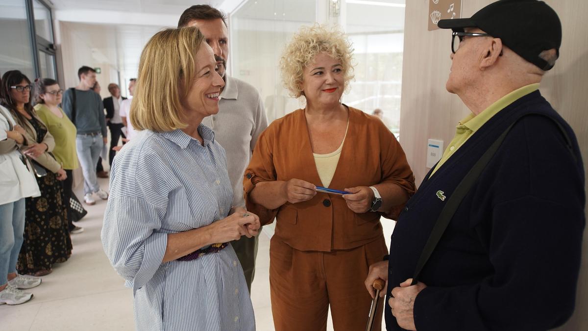 Mendoza y Peña conversan con un residente