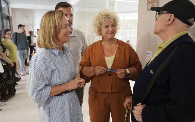 Mendoza y Peña conversan con un residente