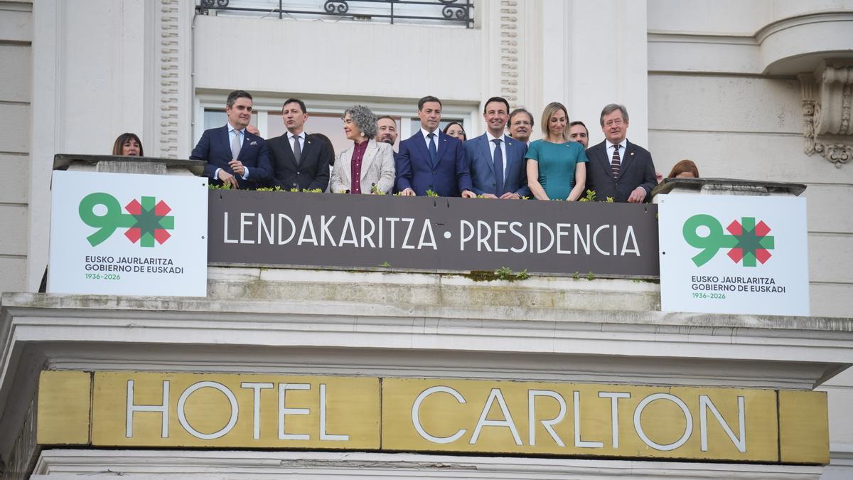El lehendakari, Imanol Pradales, junto a los miembros del Gobierno Vasco, en el Hotel Carlton de Bilbao.