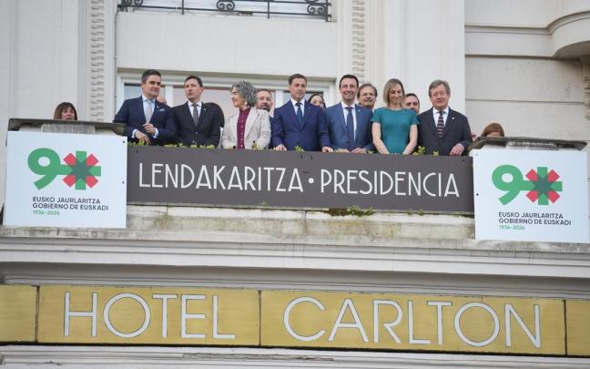El lehendakari, Imanol Pradales, junto a los miembros del Gobierno Vasco, en el Hotel Carlton de Bilbao.