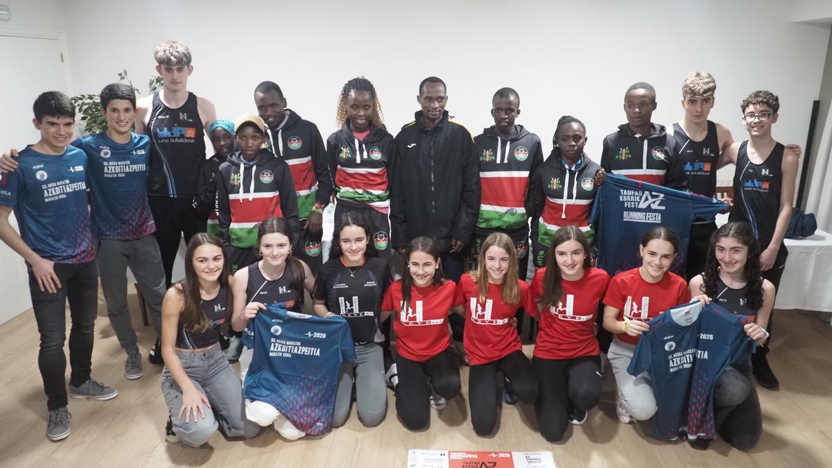 La cantera del atletismo local tuvo ocasión de posar con los atletas africanos que serán protagonistas en la cita del 21 de marzo.