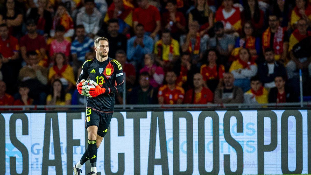 Remiro, durante su debut con España contra Suiza. / RFEF