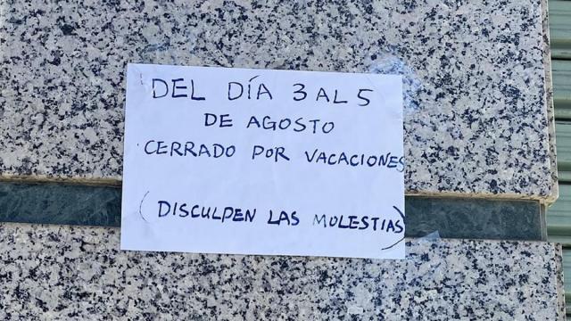 El dueño de un bazar de Orihuela coloca un cartel con sus vacaciones y suscita todo tipo de reacciones: "Y todavía ponen disculpen las molestias"