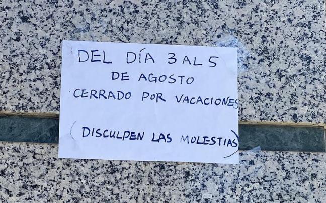 El dueño de un bazar de Orihuela coloca un cartel con sus vacaciones y suscita todo tipo de reacciones: "Y todavía ponen disculpen las molestias"