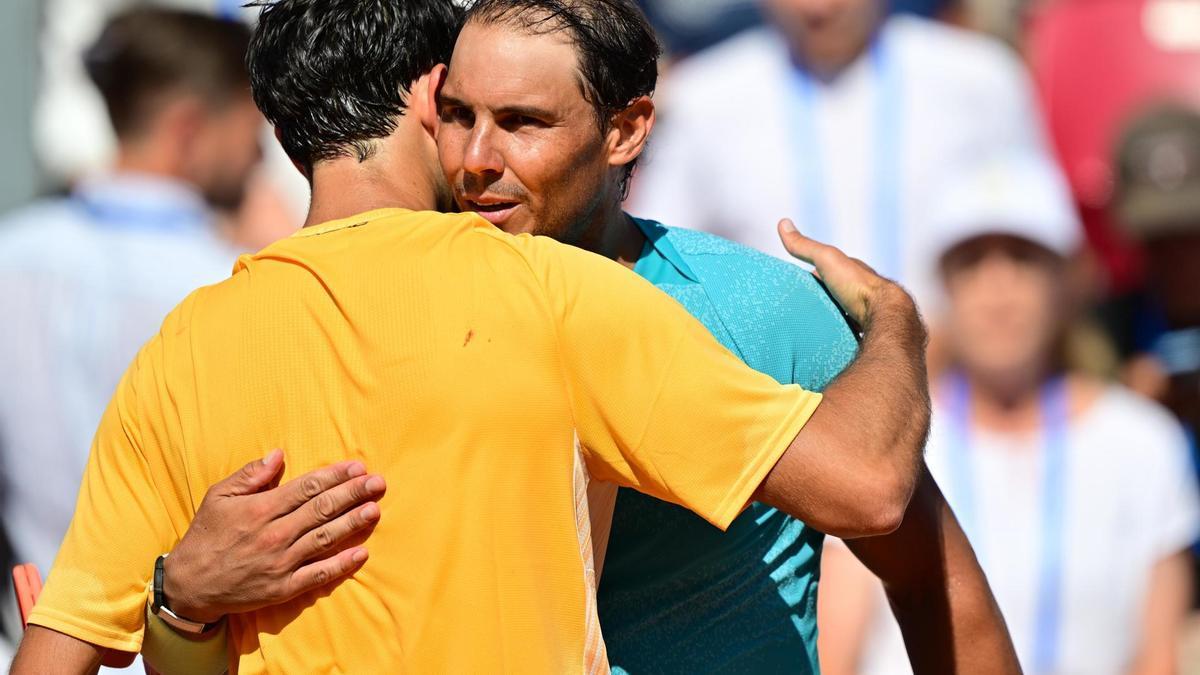 Nuno Borges y Rafa Nadal se abrazan a la conclusión de la final de Bastad