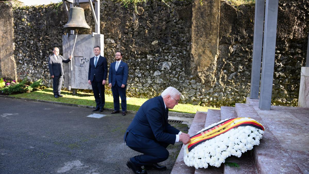 El presidente alemán, Frank-Walter Steinmeier, coloca una corona de flores durante su visita a Gernika el pasado 28 de noviembre