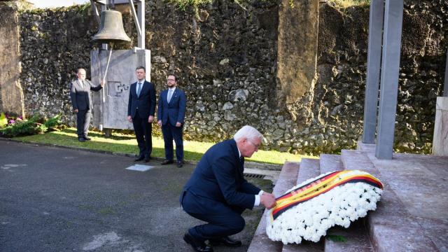 El presidente alemán, Frank-Walter Steinmeier, coloca una corona de flores durante su visita a Gernika el pasado 28 de noviembre
