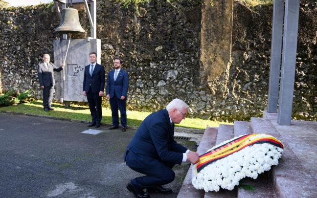 El presidente alemán, Frank-Walter Steinmeier, coloca una corona de flores durante su visita a Gernika el pasado 28 de noviembre