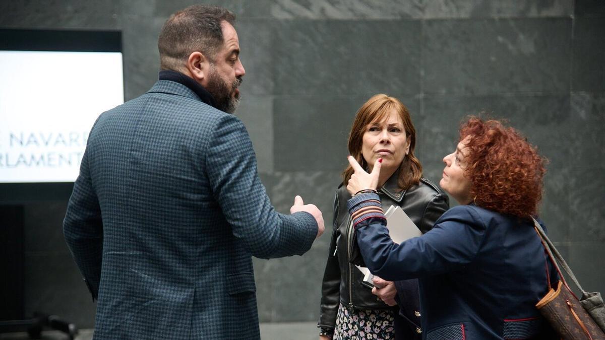 Ramón Alzórriz, Uxue Barkos y Blanca Regúlez, en el atrio del Parlamento.