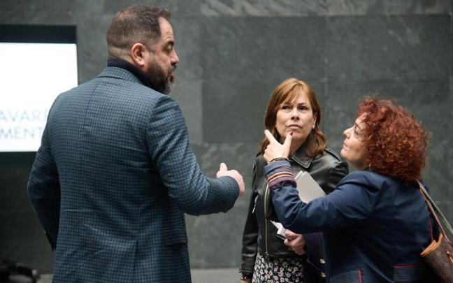 Ramón Alzórriz, Uxue Barkos y Blanca Regúlez, en el atrio del Parlamento.