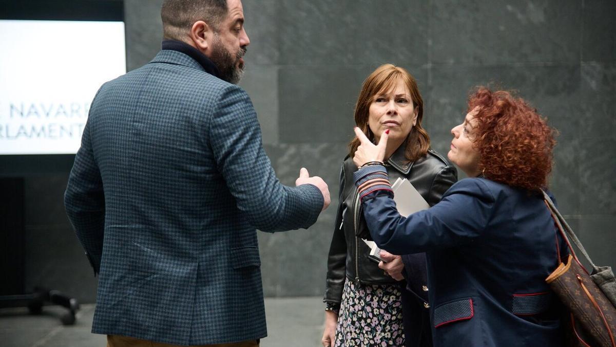 Ramón Alzórriz, Uxue Barkos y Blanca Regúlez, en el atrio del Parlamento.