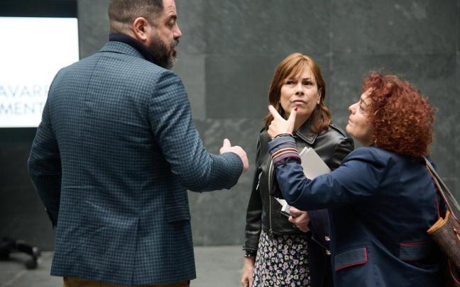 Ramón Alzórriz, Uxue Barkos y Blanca Regúlez, en el atrio del Parlamento. Ramón Alzórriz, Uxue Barkos y Blanca Regúlez, en el atrio del Parlamento.