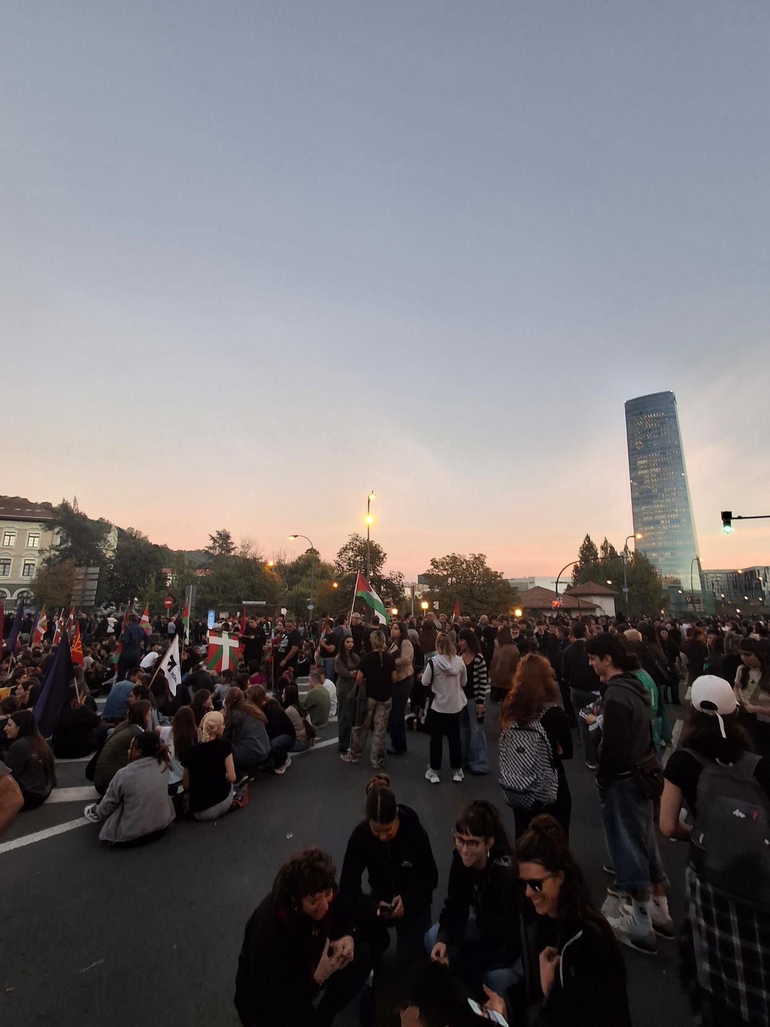 Concentración de jóvenes junto a la Universidad de Deusto.